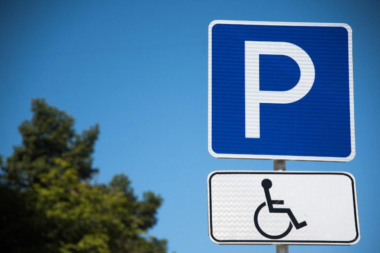 Штраф за парковку под знаком «место для инвалидов»